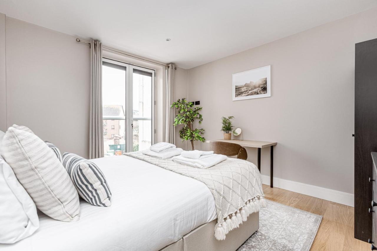 Charming 1 Bedroom Apt , Town Centre, Wifi, Free Parking By Tent Serviced Apartments Staines-upon-Thames Exteriör bild